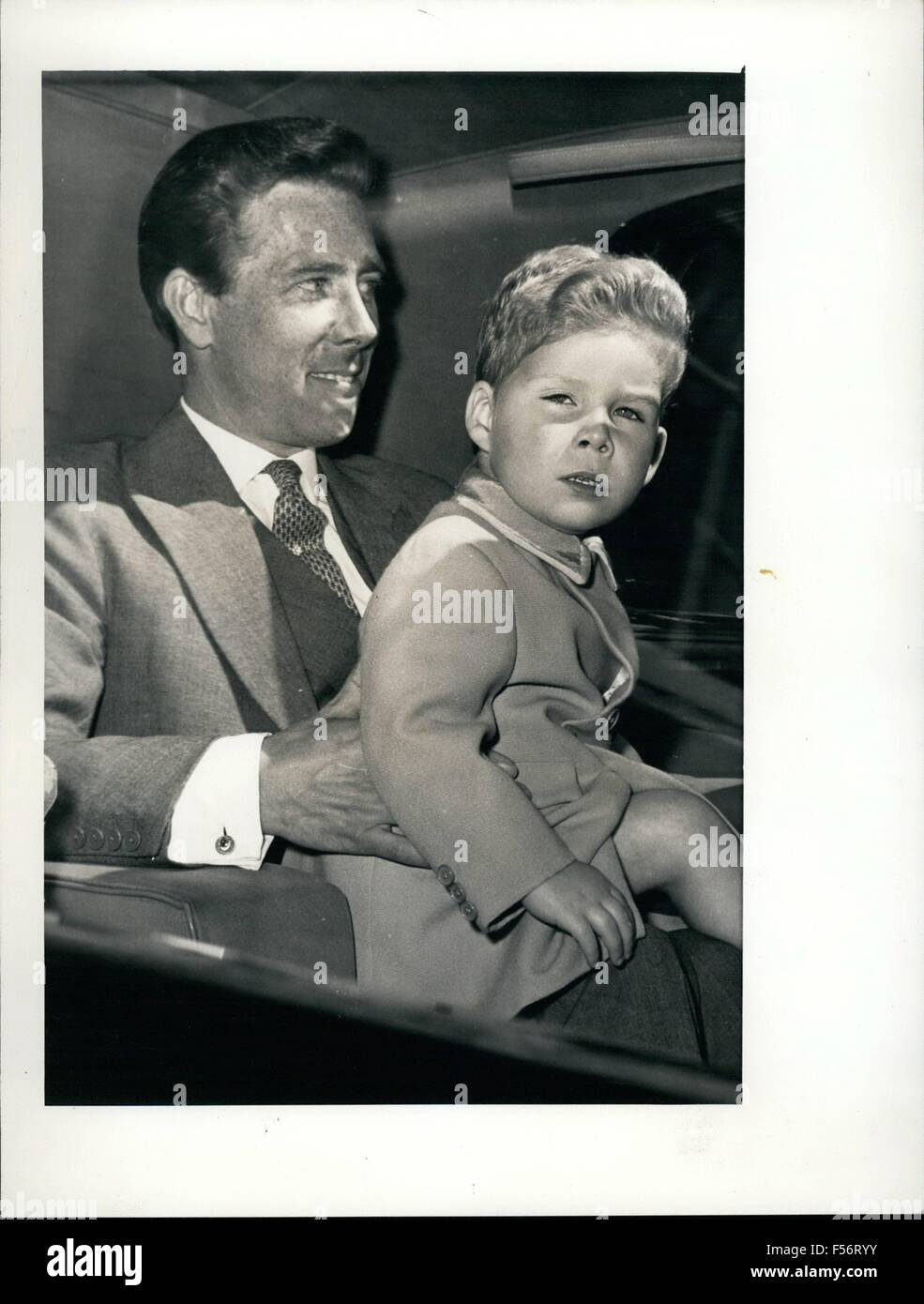 Taufe Tag Lord Snowdon sitzt seines Sohnes, Viscount Linley, auf seinem Schoß, als er und Prinzessin Margaret Drove von Kensington Palace zum Buckingham Palace, London, heute, am 13. Juli für die Taufe ihrer Tochter, Lady Sarah Armstrong-Jones. Das Baby wurde am 1. Mai geboren. Sie war Lady Sarah Frances Elizabeth durch den Dekan von Westminster, Dr. Eric Abbott in der Hauskapelle im Buckingham Palace Taufe. 24. Februar 2012. © Keystone Bilder USA/ZUMAPRESS.com/Alamy Live-Nachrichten Stockfoto