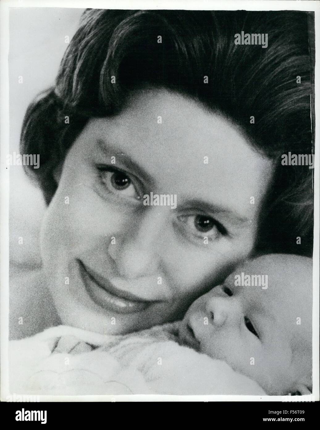 1962 - H.R.H. Prinzessin Margaret und ihr Baby Sohn: erste Baby-Sohn, H.R.H. Prinzessin Margaret - Gräfin von Snowdon fotografiert wurde durch den Vater des Kindes - Earl of Snowdon. Sie sind in der ganzen Welt ausgestellt und es wird erwartet, dass das Thema der Bilder in etwa 10.000 £ - und obwohl keine näheren Angaben zu den finanziellen Aspekt gegeben haben es wird angenommen, dass der Graf Teil des Einkommens für wohltätige Zwecke gespendet werden. Der Graf gab seine fotografische Karriere, als er Prinzessin Margaret heiratete. Foto zeigt Prinzessin Margaret Lächeln auf ihr Baby in Stockfoto