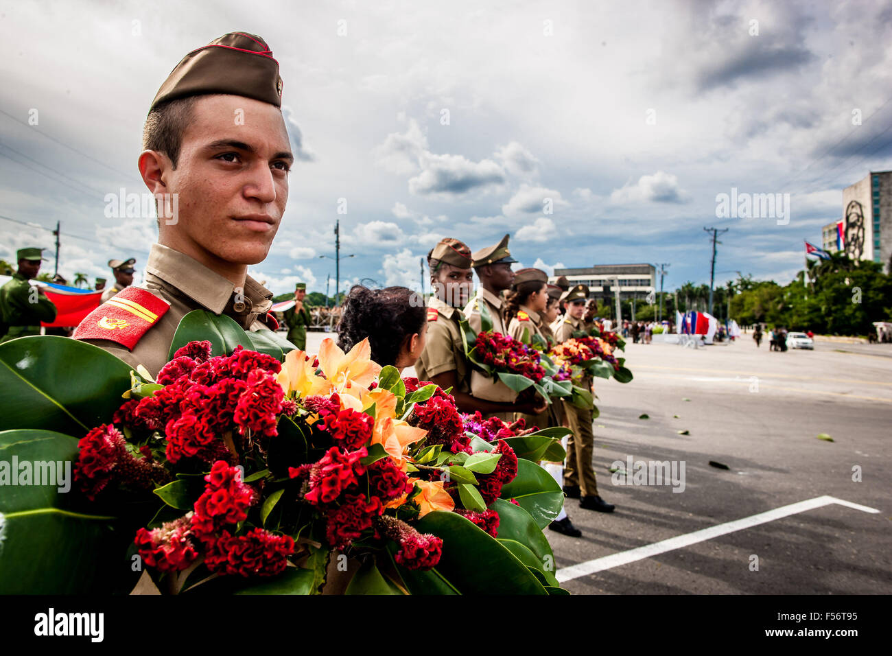 Havanna, Kuba. 28. Oktober 2015. Militärschule Kadetten teilnehmen an einer Zeremonie zum Gedenken an Camilo Cienfuegos in Havanna, die Hauptstadt von Kuba, am 28. Oktober 2015. Tausende von Kubaner marschierten vom revolutionären Platz zum Meer, Blumen zum Gedenken an Camilo Cienfuegos am Mittwoch anzubieten. Kuba war der 56. Jahrestag des Todes von Camilo Cienfuegos. Camilo, zusammen mit Fidel Castro und Che Guevara, sind die drei Chef Kommandeure der kubanischen Revolution. Er starb in einem Flug-Unfall im Alter von 27. Bildnachweis: Liu Bin/Xinhua/Alamy Live-Nachrichten Stockfoto