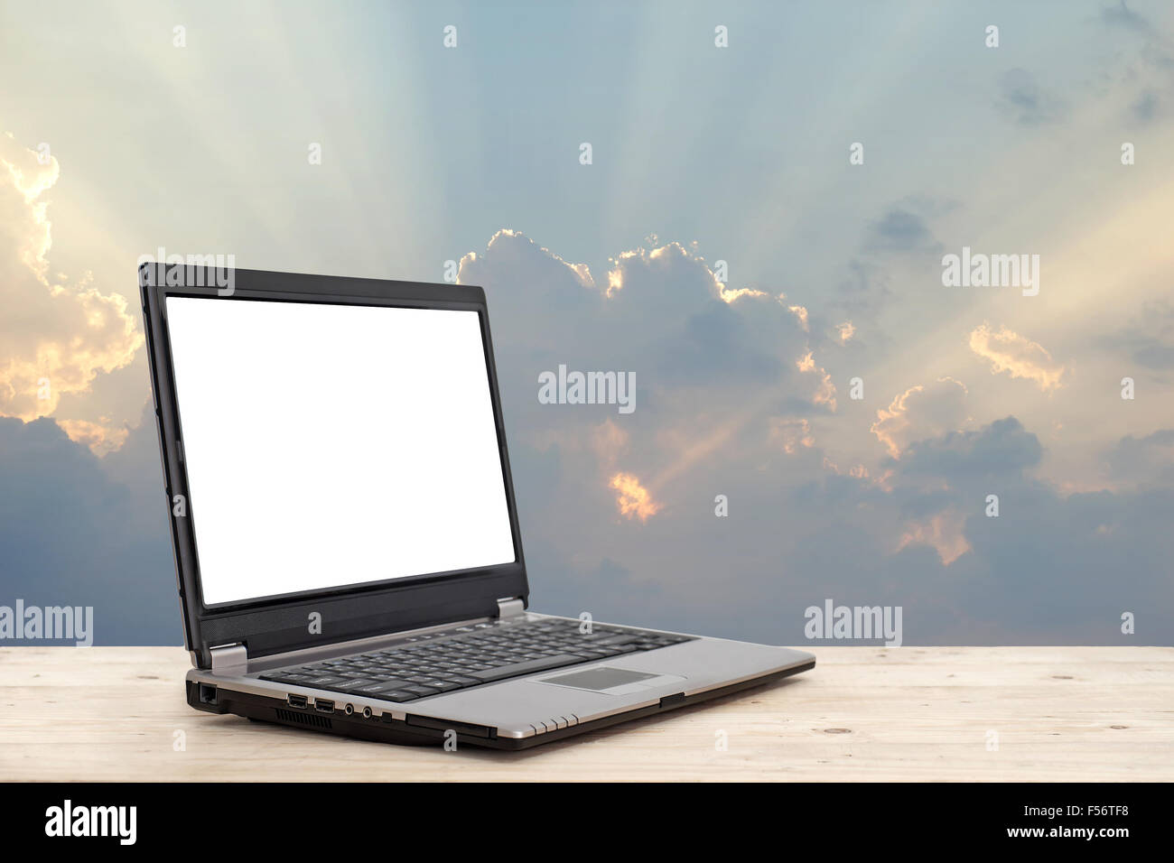 Laptop mit leeren Bildschirm auf Holztisch mit schönen Sonnenstrahl Hintergrund Konzept Geschäftsidee Stockfoto