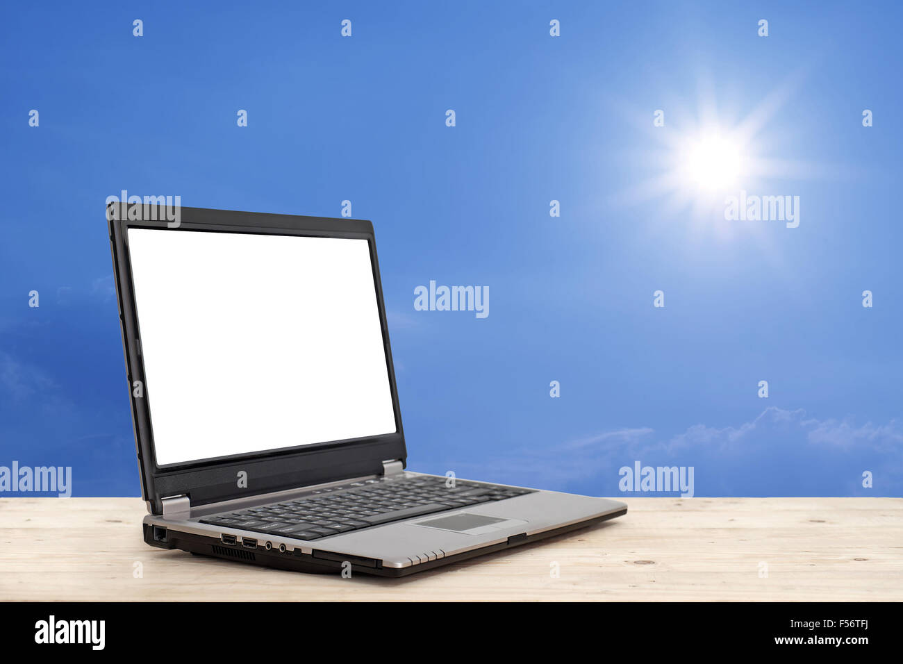 Laptop mit leeren Bildschirm auf Holztisch mit schönen Sonnenlicht Hintergrund Konzept Geschäftsidee Stockfoto