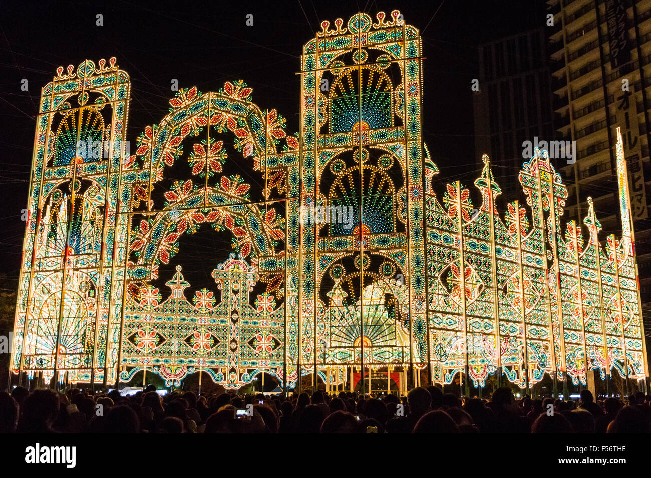 Japan, Kobe, Luminarie, "die Lichter der Hoffnung' Festival. Massive Weihnachten Light Display in der Form einer Kathedrale auf Rahmen. Nacht. Stockfoto