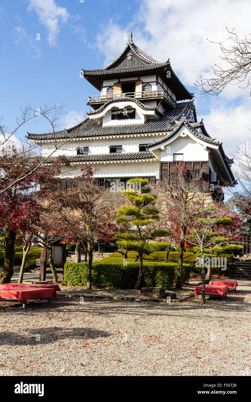 Japan, Inuyama Castle auch bekannt als Hakutei Jo. Main halten, tenshu, auf Steinsockel nozurazumi Stil gebaut. Japanische Gärten vor, blauer Himmel hinter sich. Stockfoto