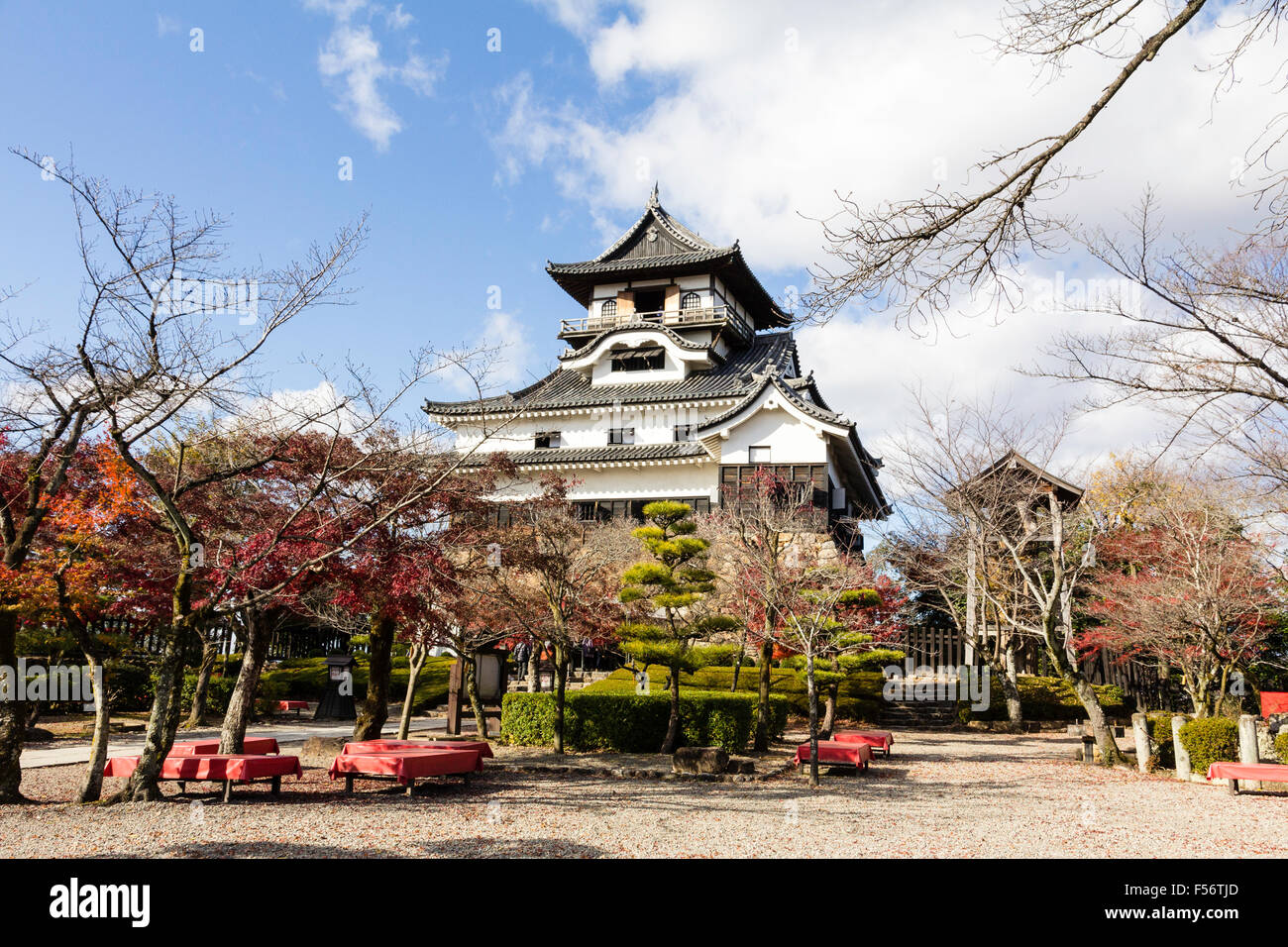 Japan, Inuyama Castle auch bekannt als Hakutei Jo. Main halten, tenshu, auf Steinsockel nozurazumi Stil gebaut. Japanische Gärten vor, blauer Himmel hinter sich. Stockfoto