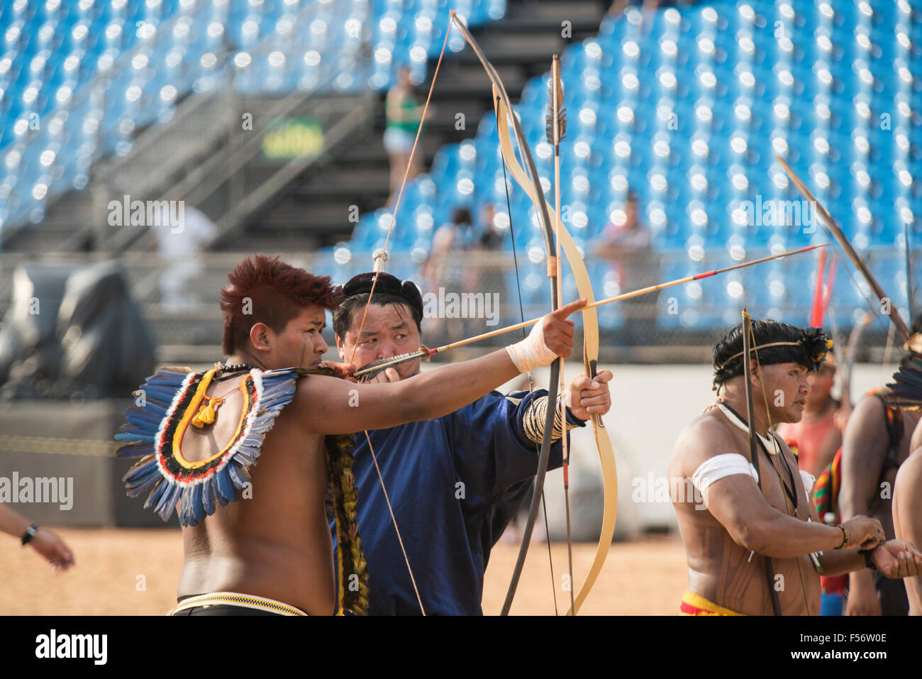 Palmas, Brtazil. 28. Oktober 2015. Ein Brasilianer und einem mongolischen Bogenschützen schießen während des Trainings bei den internationalen indigenen spielen in der Stadt von Palmas, Bundesstaat Tocantins, Brasilien. Bildnachweis: Sue Cunningham fotografischen/Alamy Live-Nachrichten Stockfoto