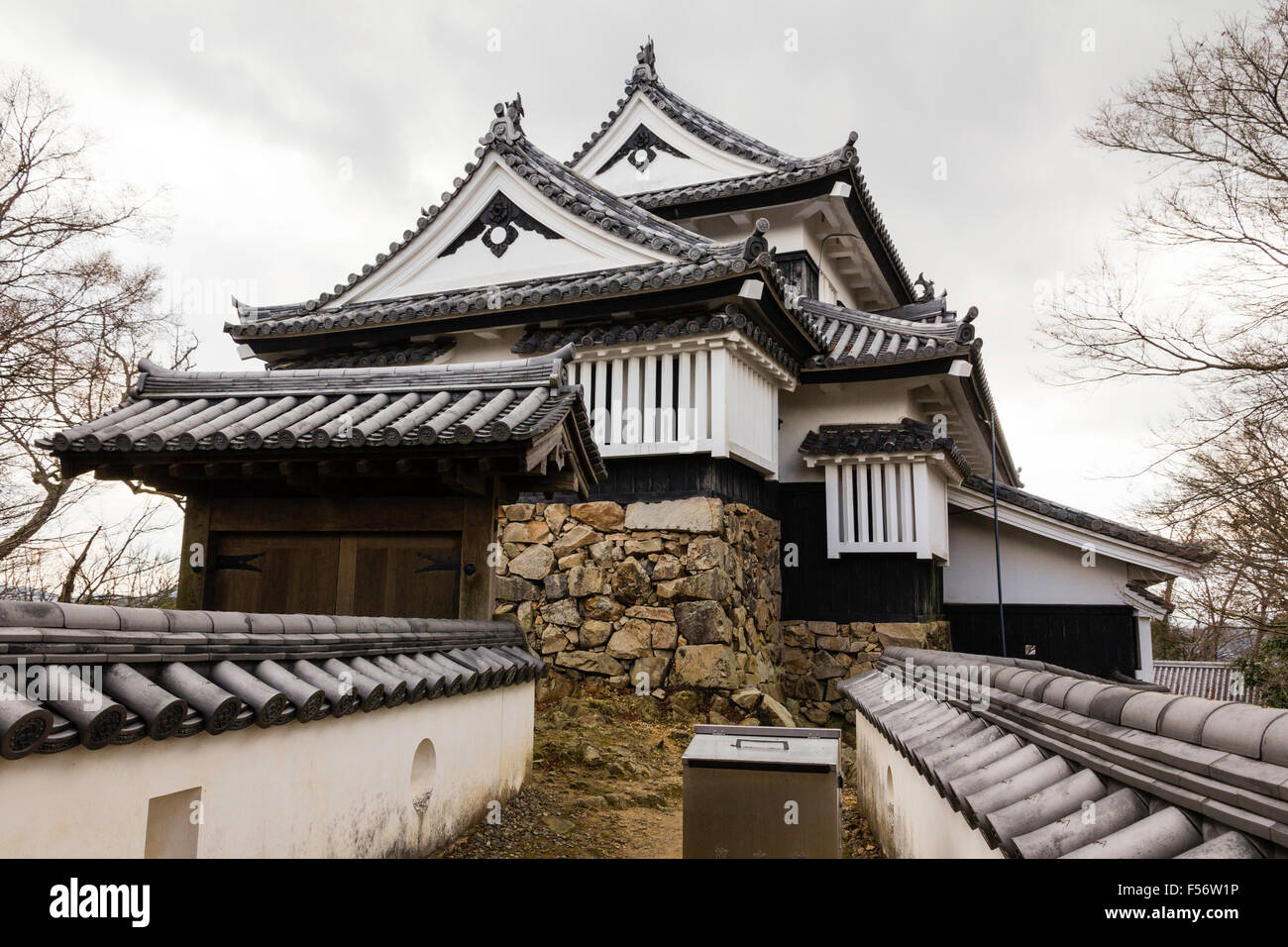 Japan, Takahashi. Bitchu Matsuyama Mountain Top schloss. Die schwarzen und weißen tenshu, Schloss, auf Steinsockel auf einem Felsvorsprung erbaut. Stockfoto