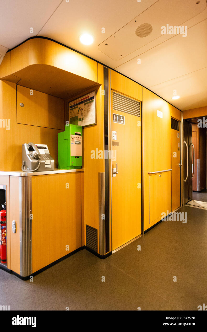 Japanischen Shinkansen, Innenraum, Münztelefon und WC-Tür auf der Sakura Klasse N 700-7000 Zug Stockfoto