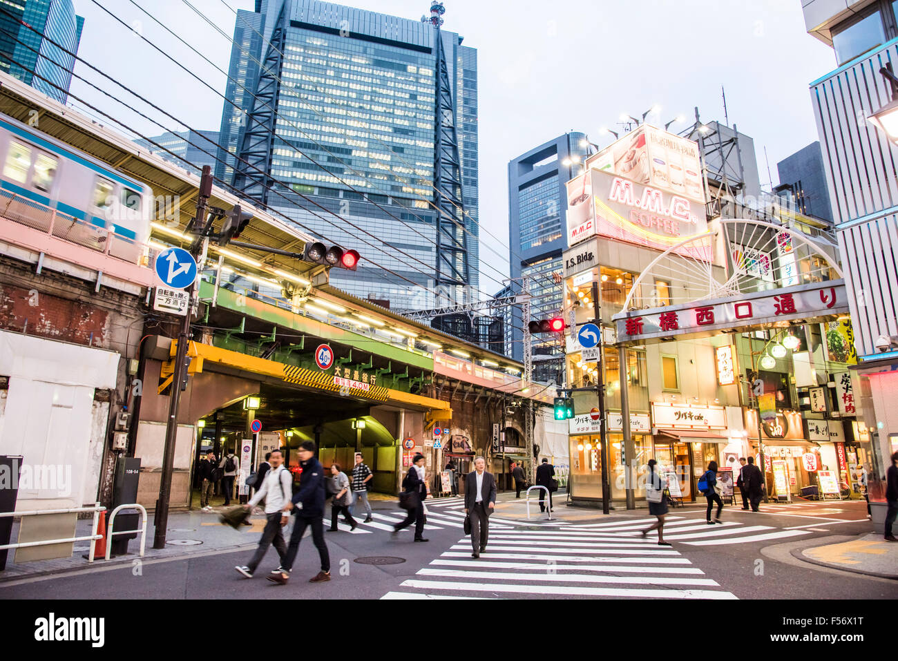 Straßenszene in Shimbashi Station, Minato-Ku, Tokyo, Japan Stockfoto