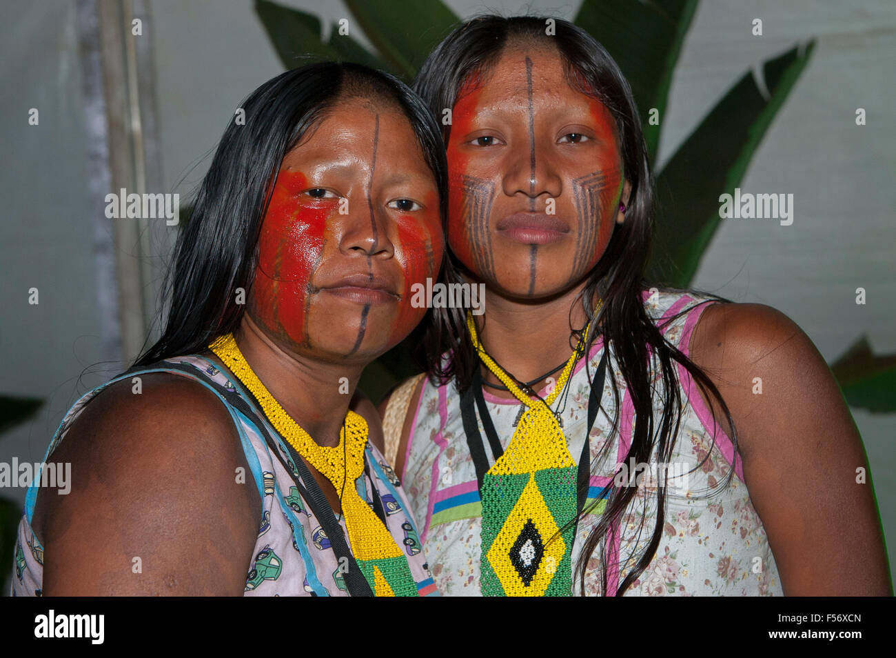Palmas, Brtazil. 28. Oktober 2015. Zwei stolze Kayapo indigene Frauen posieren für ein Foto bei den internationalen indigenen spielen in der Stadt von Palmas, Bundesstaat Tocantins, Brasilien. Bildnachweis: Sue Cunningham fotografischen/Alamy Live-Nachrichten Stockfoto