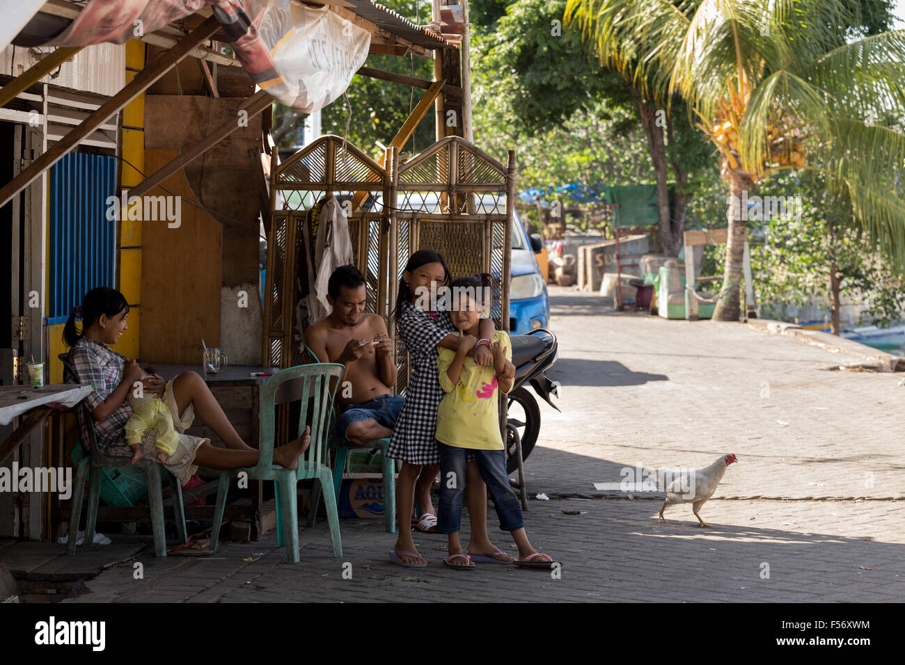 MANADO, Nord SULAWESI, Indonesien - 5. August 2015: Indonesische Mädchen mit Familie in Manado Vorstadt am 5. August 2015 in Manad Stockfoto