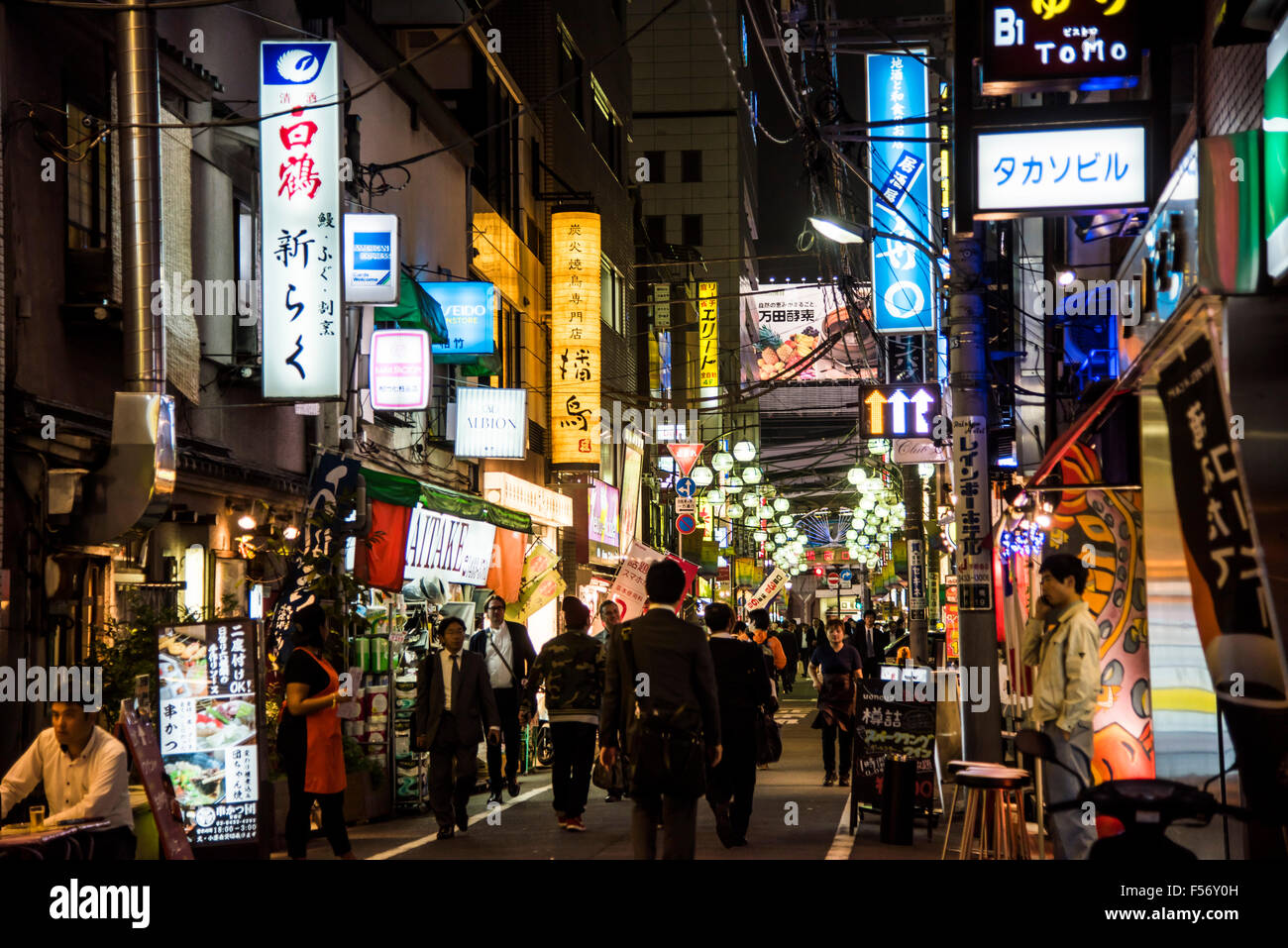 Straßenszene in Shimbashi Station, Minato-Ku, Tokyo, Japan Stockfoto