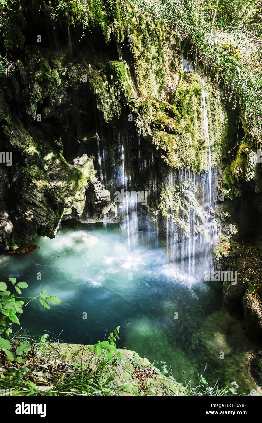 Sehr schöner Wasserfall in den Berg von Navarra in Spanien. Unglaublicher Ort, zeigt uns die Kraft und Schönheit der Natur. Stockfoto