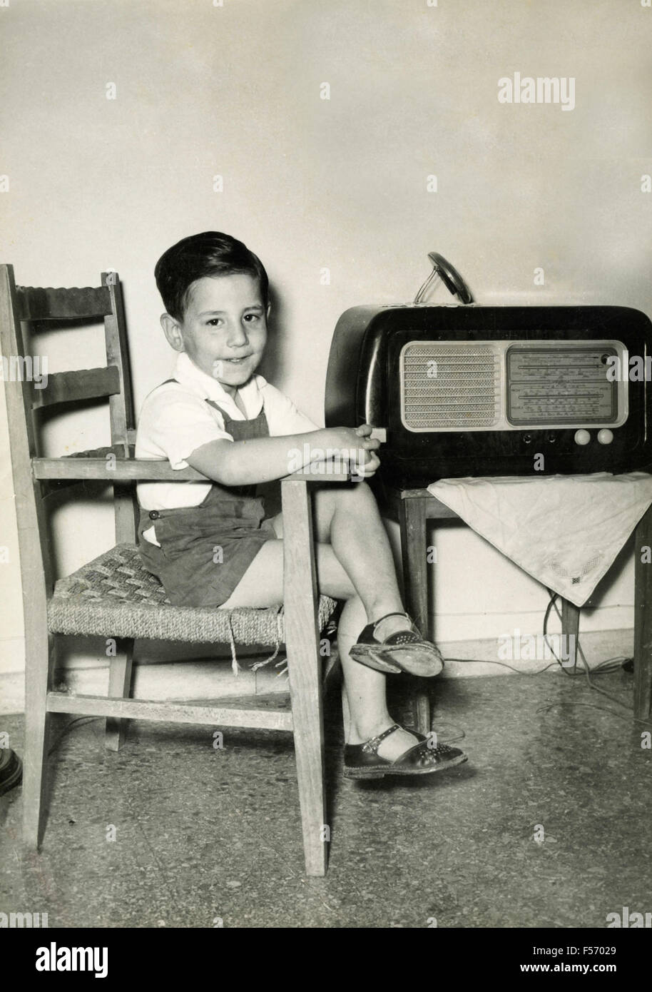 Ein Kind sitzt neben einem Radio, Italien Stockfoto