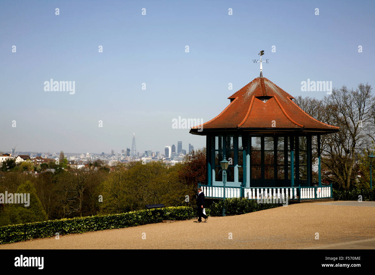 Skyline-Blick von der City of London von der Musikpavillon im Horniman Gärten, Forest Hill, London, UK Stockfoto