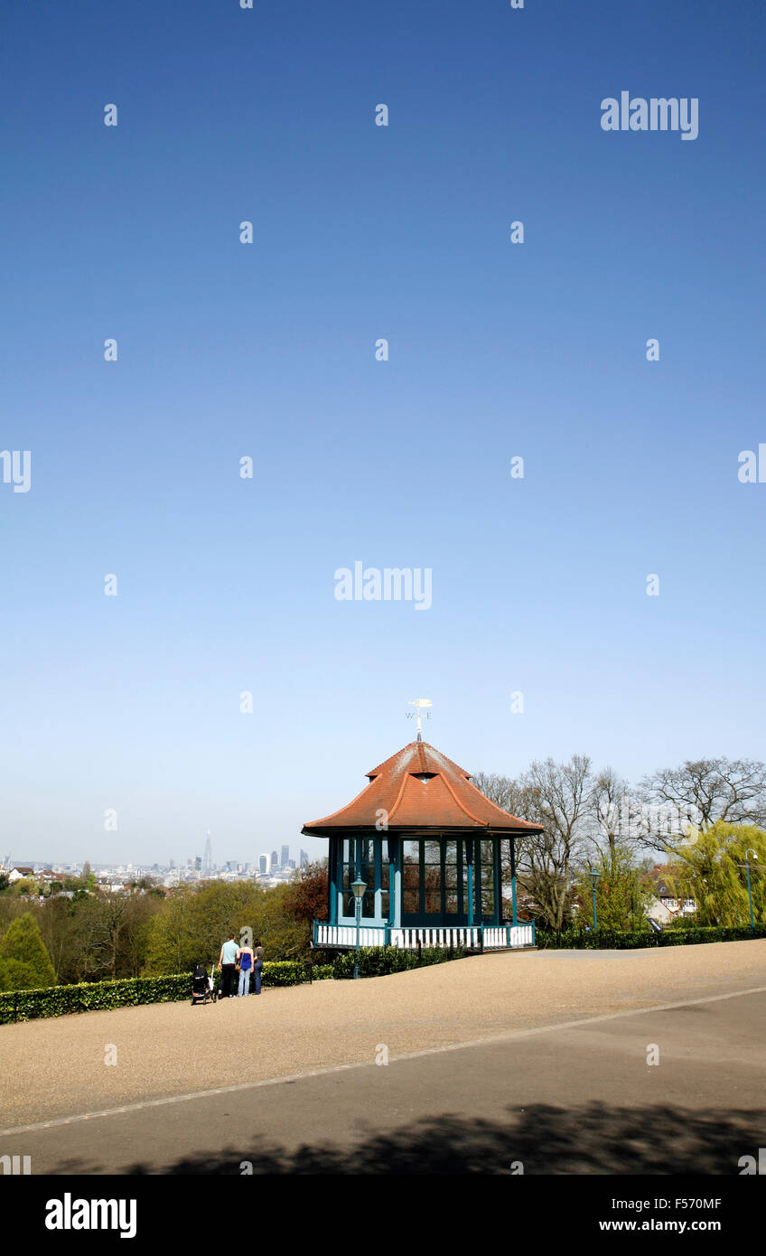 Skyline-Blick von der City of London von der Musikpavillon im Horniman Gärten, Forest Hill, London, UK Stockfoto