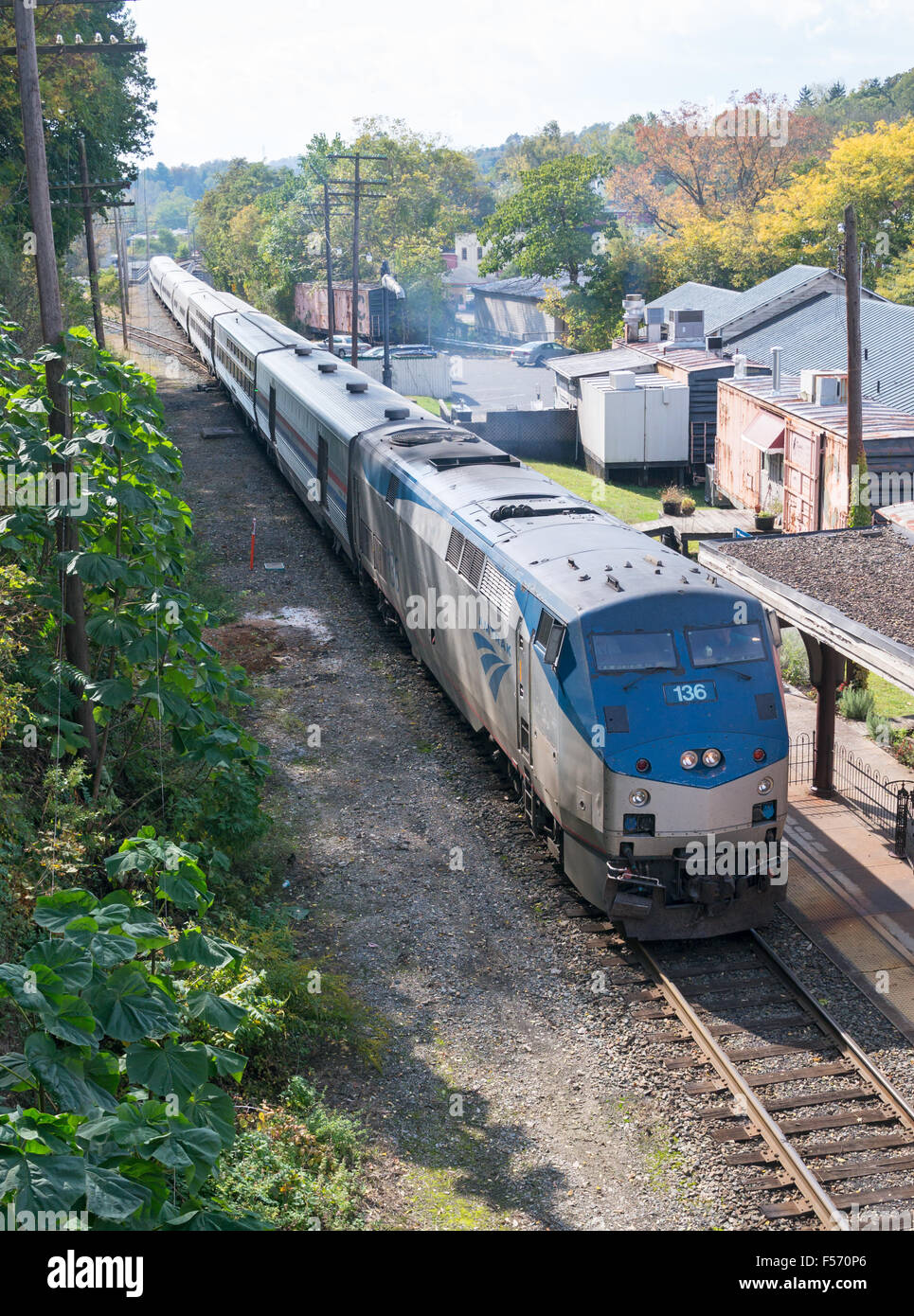 Ein auch Diesel-Zug nähert sich Staunton Station, Virginia, USA Stockfoto