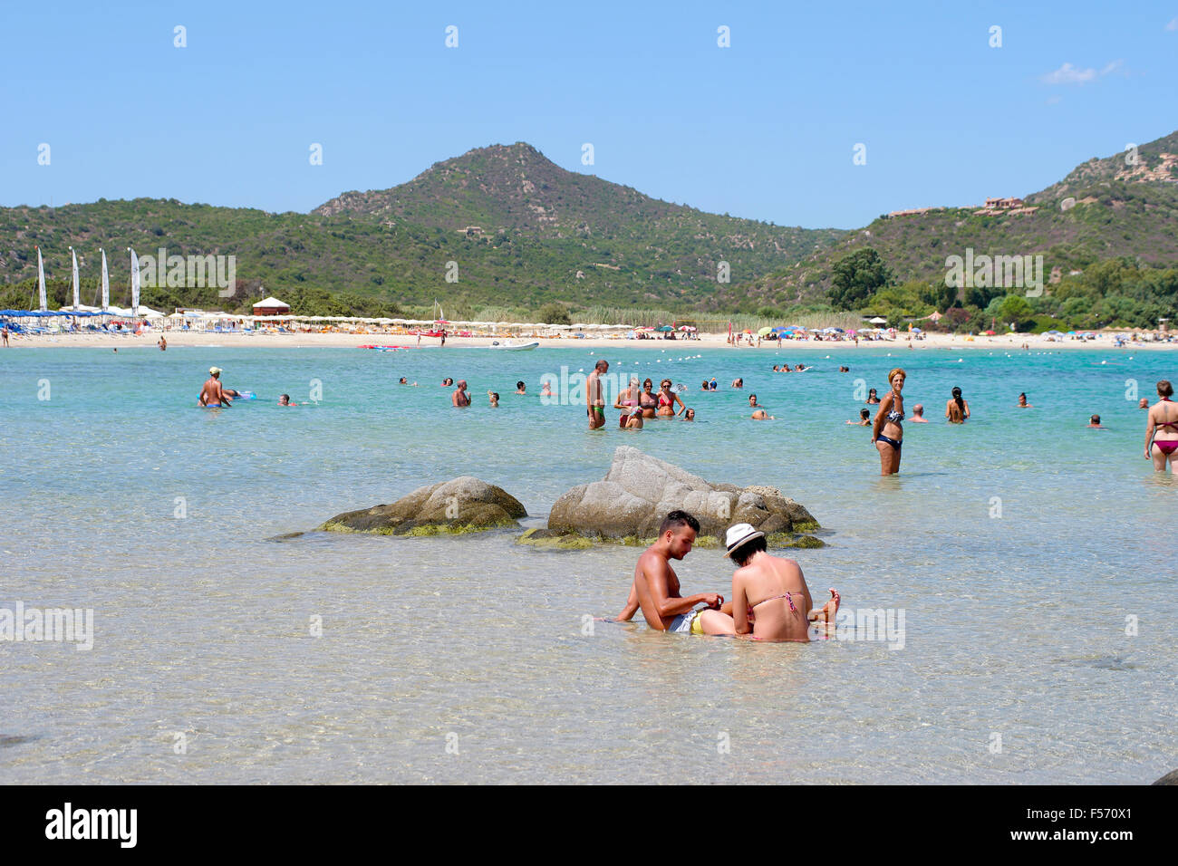 Costa Rei, Italien - 25 August: Nicht identifizierte Personen im Strand namens Scoglio di Peppino. Sonniger Tag im Sommer, Kristall Wasser lik Stockfoto