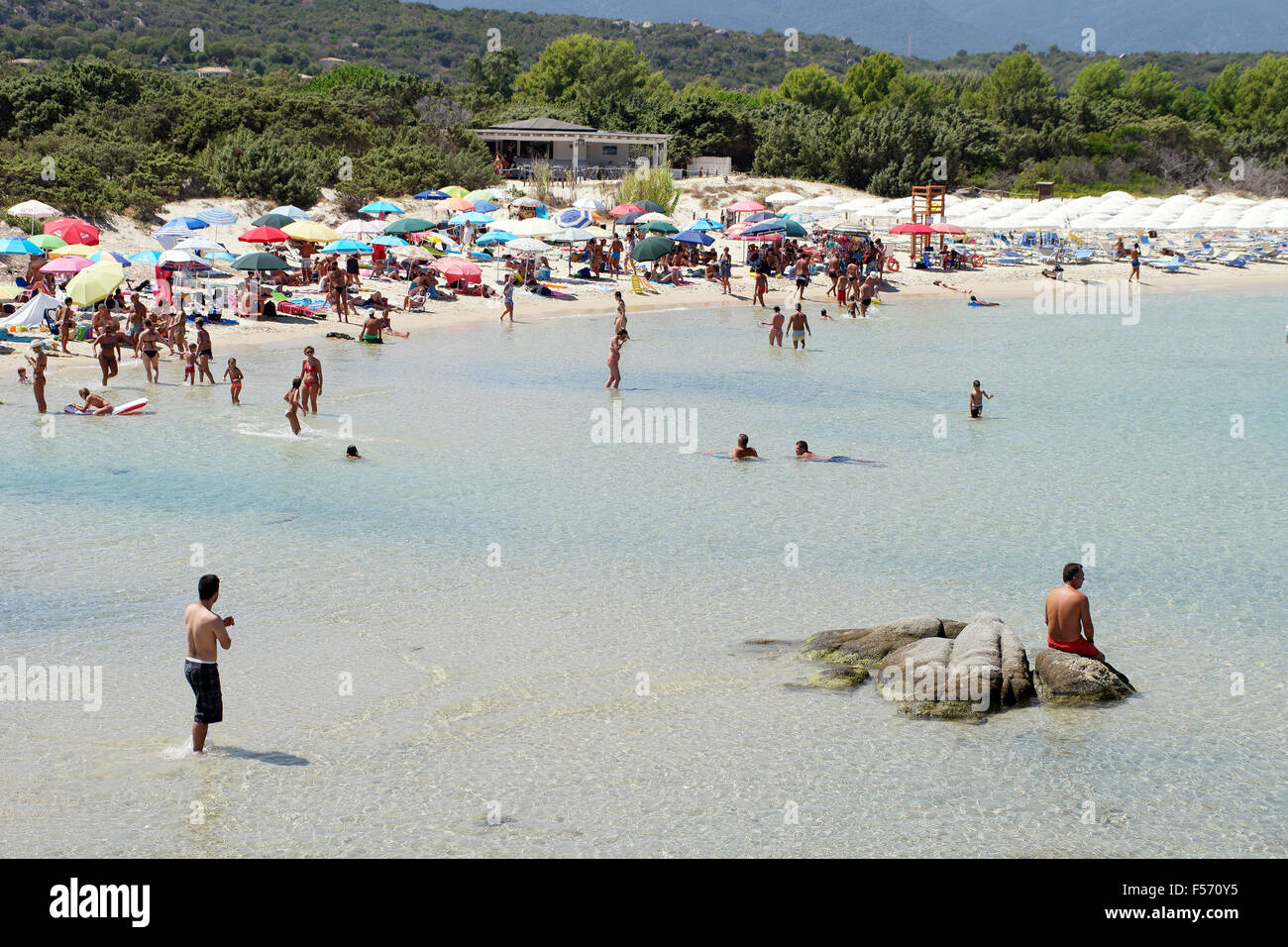 Costa Rei, Italien - 25 August: Nicht identifizierte Personen im Strand namens Scoglio di Peppino. Sonniger Tag im Sommer, Kristall Wasser lik Stockfoto