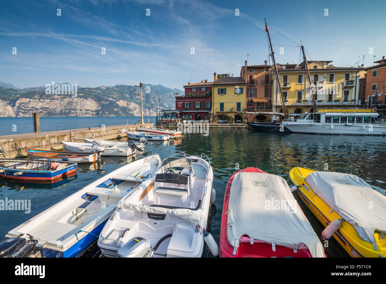 Blick auf den Hafen von Malcesine am Gardasee, Malcesine, Italien, EU, Europa. Stockfoto