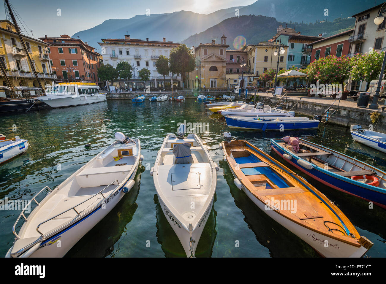Blick auf den Hafen von Malcesine am Gardasee, Malcesine, Italien, EU, Europa. Stockfoto