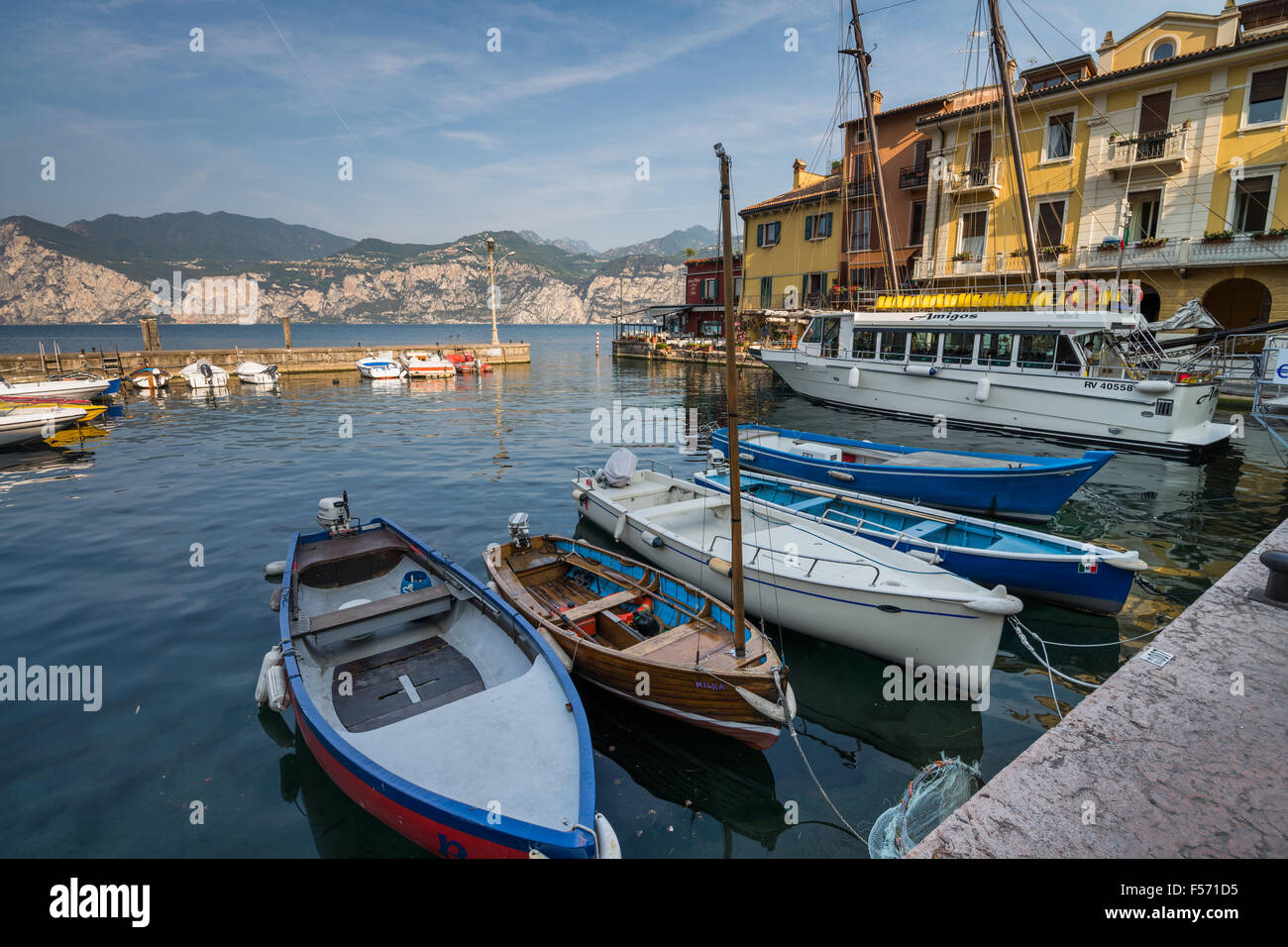 Blick auf den Hafen von Malcesine am Gardasee, Malcesine, Italien, EU, Europa. Stockfoto