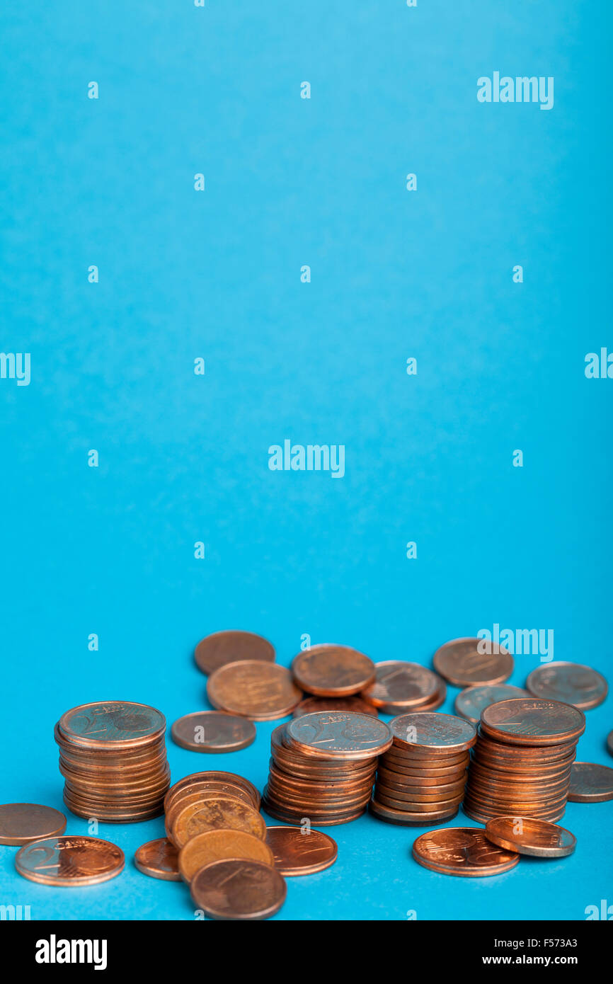 Euro-Cent-Münzen in einen Cent und zwei Cent Bezeichnungen auf blauem Hintergrund. Stockfoto