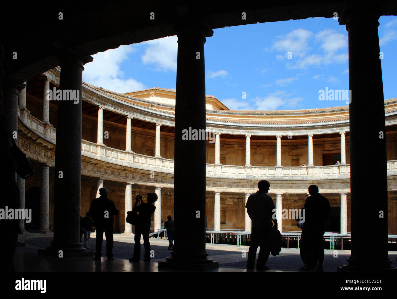 Königspalast von Carlos V in La Alhambra.  Silhouetten auf den runden Innenhof des Palastes. Stockfoto