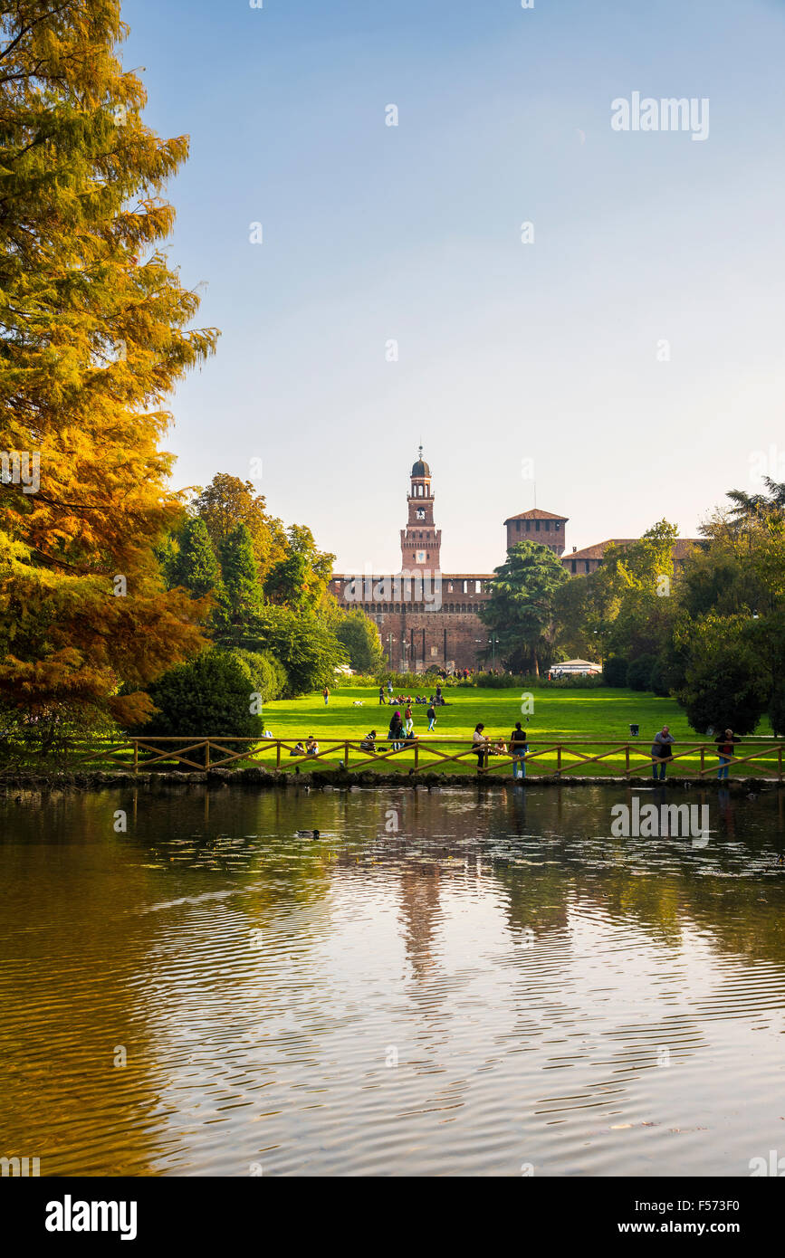 Sempione Park mit Castello Sforzesco mittelalterlichen Burg im Hintergrund, Mailand, Lombardei, Italien Stockfoto