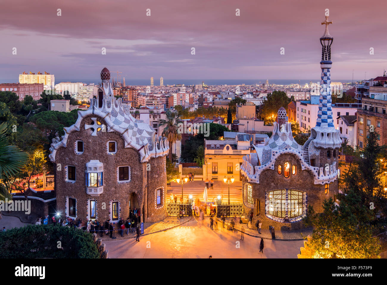 Park Güell mit Skyline der Stadt hinter bei Sonnenuntergang, Barcelona, Katalonien, Spanien Stockfoto