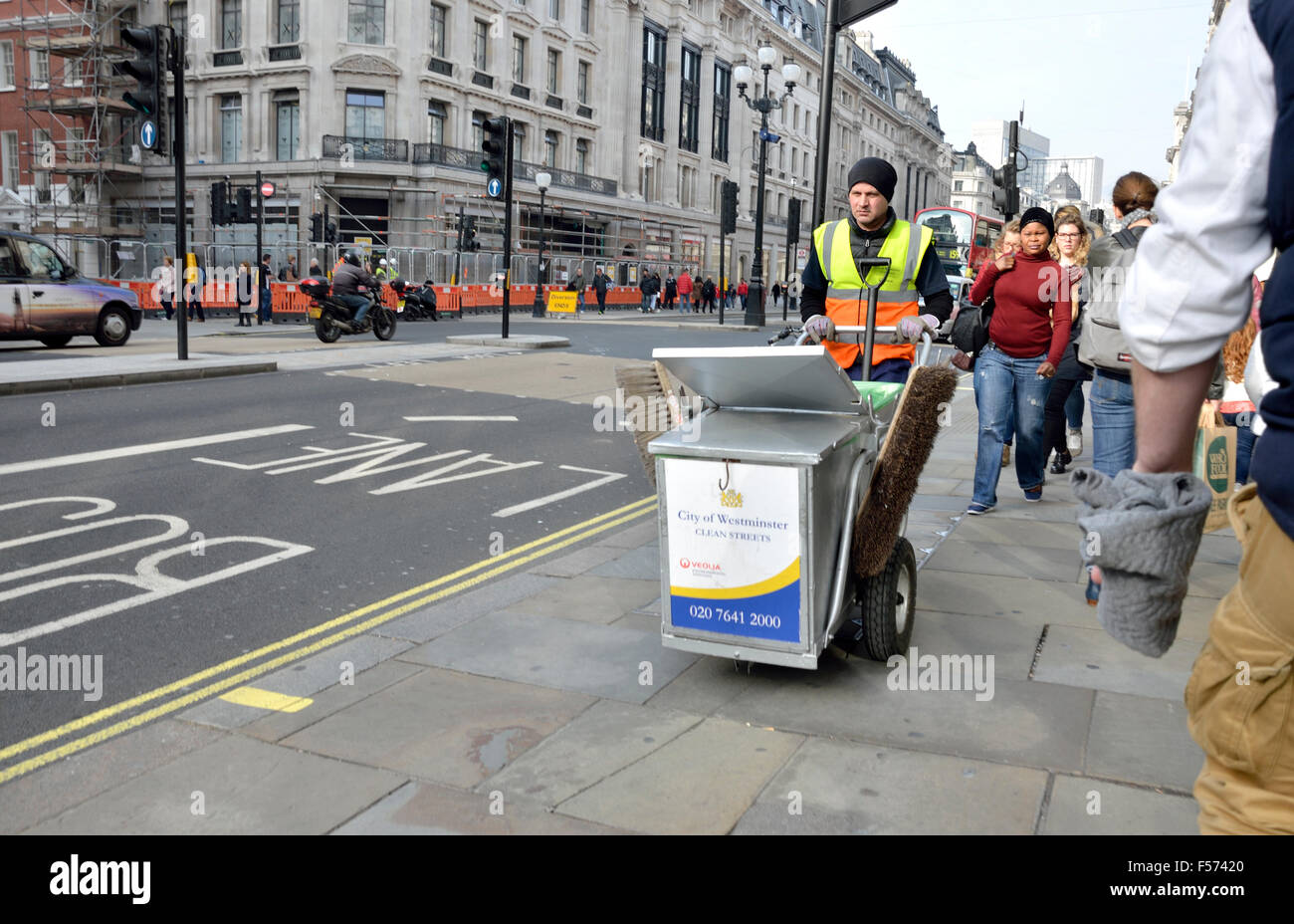 London, England, Vereinigtes Königreich. Straße Reiniger in der Regent Street Stockfoto