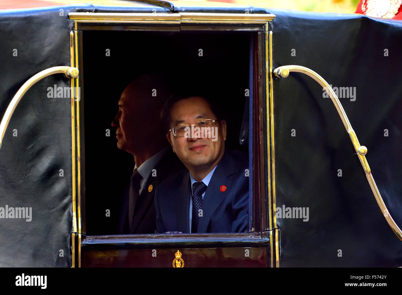 London, 20. Oct. Chinesische Beamte in einer Pferdekutsche in die Mall als chinesischen Staatspräsidenten Xi Jinping beginnt seines London-Besuchs Stockfoto