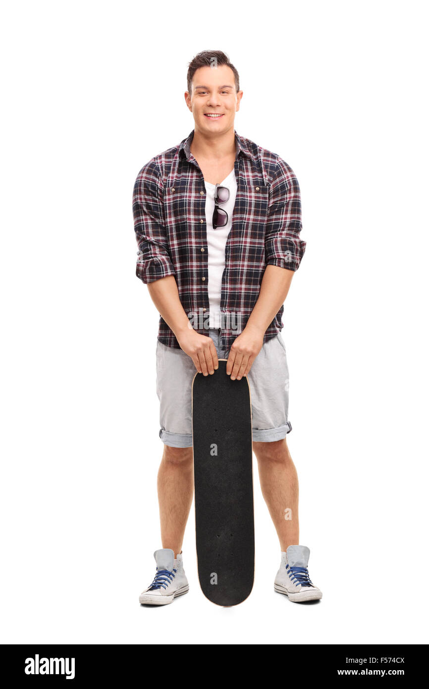 In voller Länge Portrait von männlichen Skater posiert mit seinem Skateboard isoliert auf weißem Hintergrund Stockfoto