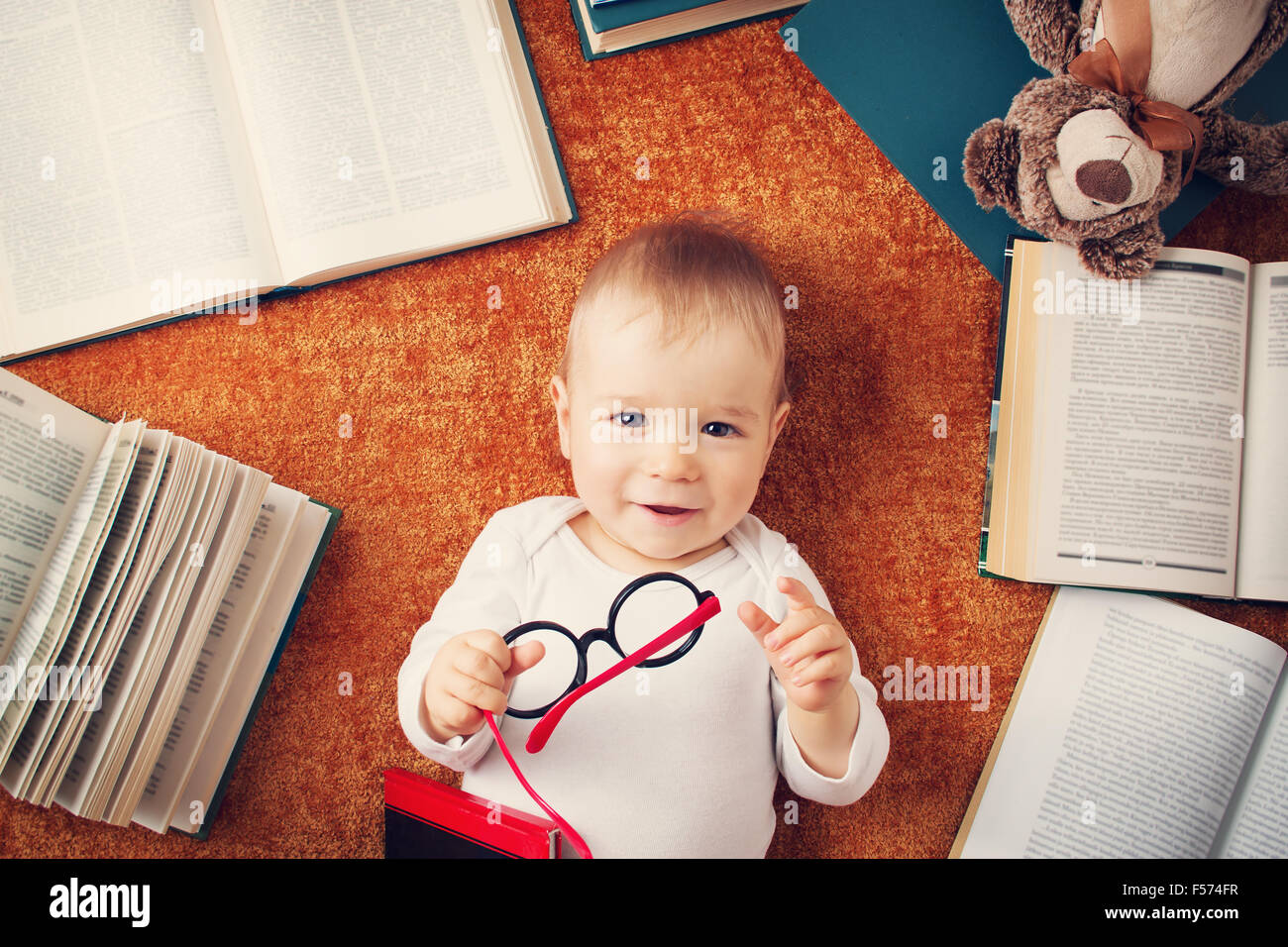 1 Jahr altes Baby mit Spectackles und ein Teddybär Stockfoto
