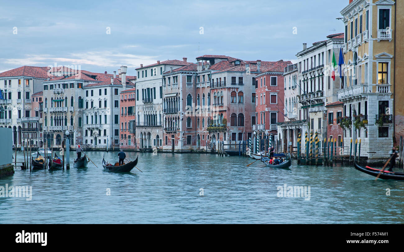 Canal Grande Venedig mit Gondeln - Italien Stockfoto
