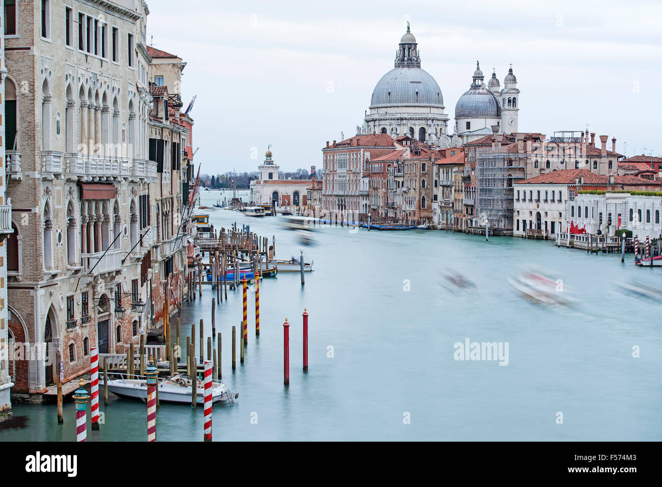 Canal Grande Venedig mit Basilika di Santa Maria della Salute im Hintergrund - Italien Stockfoto