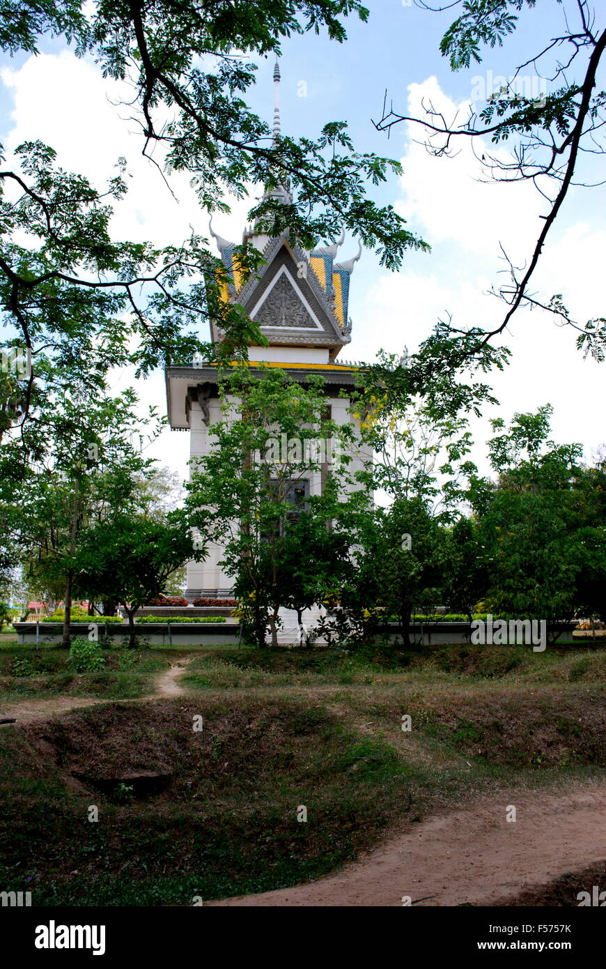 Ein Schädel gefüllt Stupa Denkmal für diejenigen, die ihr Leben in den Völkermord auf die Killing Fields während des Khmer Rouge-Regimes verloren. Stockfoto