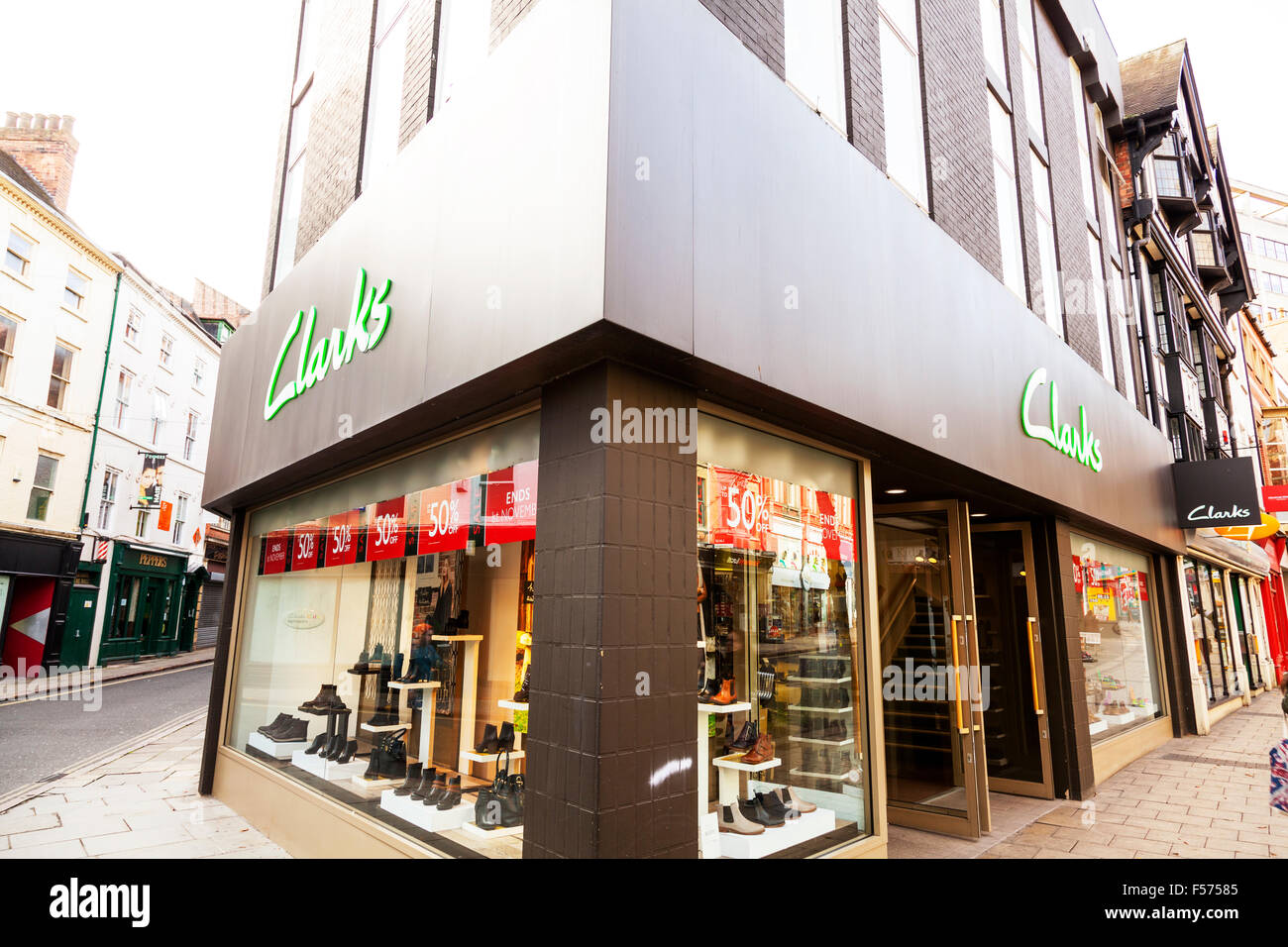 Clarks Schuh Schuhe Shop speichern Namensschild Gebäude Außenfassade  Eingang Nottingham Stadtzentrum GB England Nottinghamshire UK  Stockfotografie - Alamy