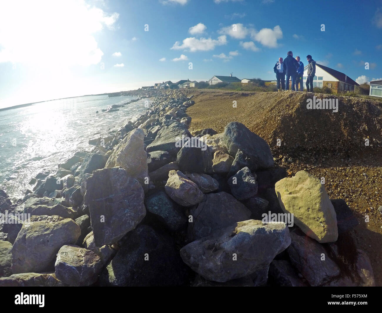 Pagham Strand Küstenerosion. Kontinuierliche Überwachung und Beratung von Auftragnehmern und District Council Beamte der breite Strand (der Abstand zwischen den Eigenschaften und dem Meer) wurde mit Spring Wasser Flut von 6 reduziert. Bildnachweis: Gary Blake/Alamy Live-Nachrichten Stockfoto