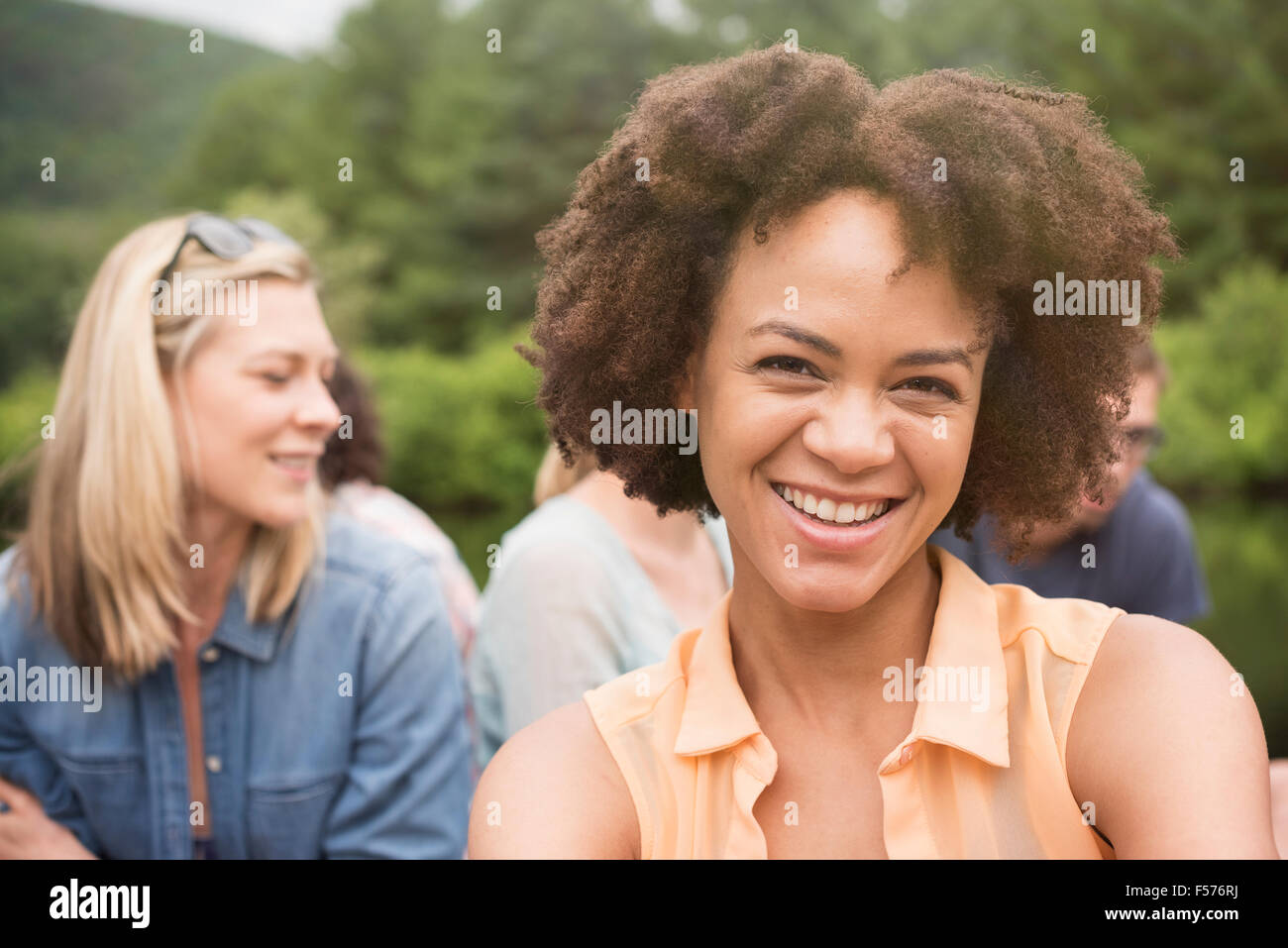 Eine Frau in einer Gruppe von Freunden, die lächelnd. Stockfoto