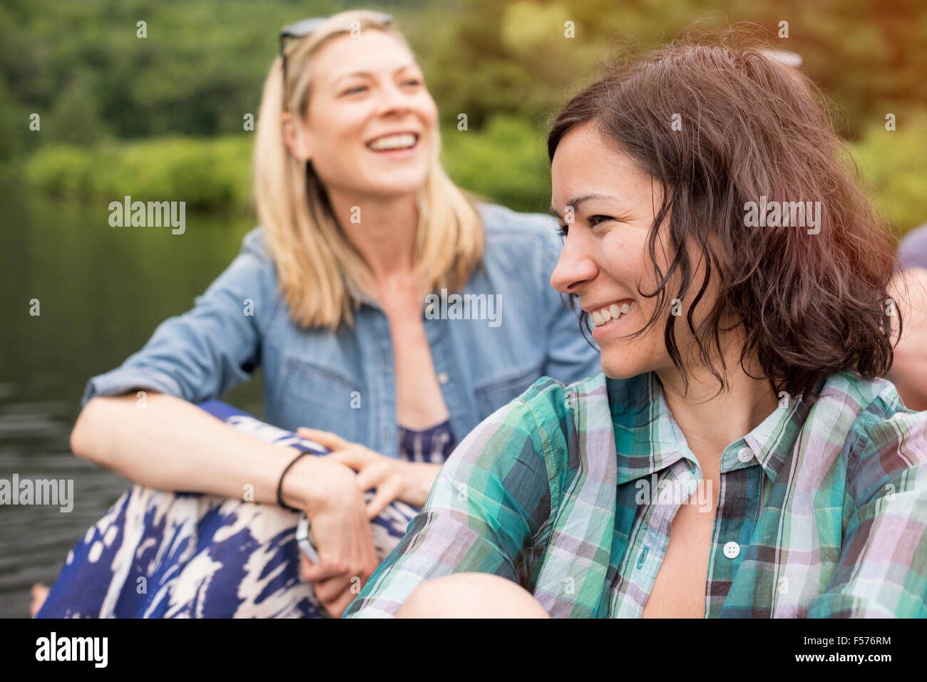 Zwei Frauen in einer Gruppe lachen. Stockfoto
