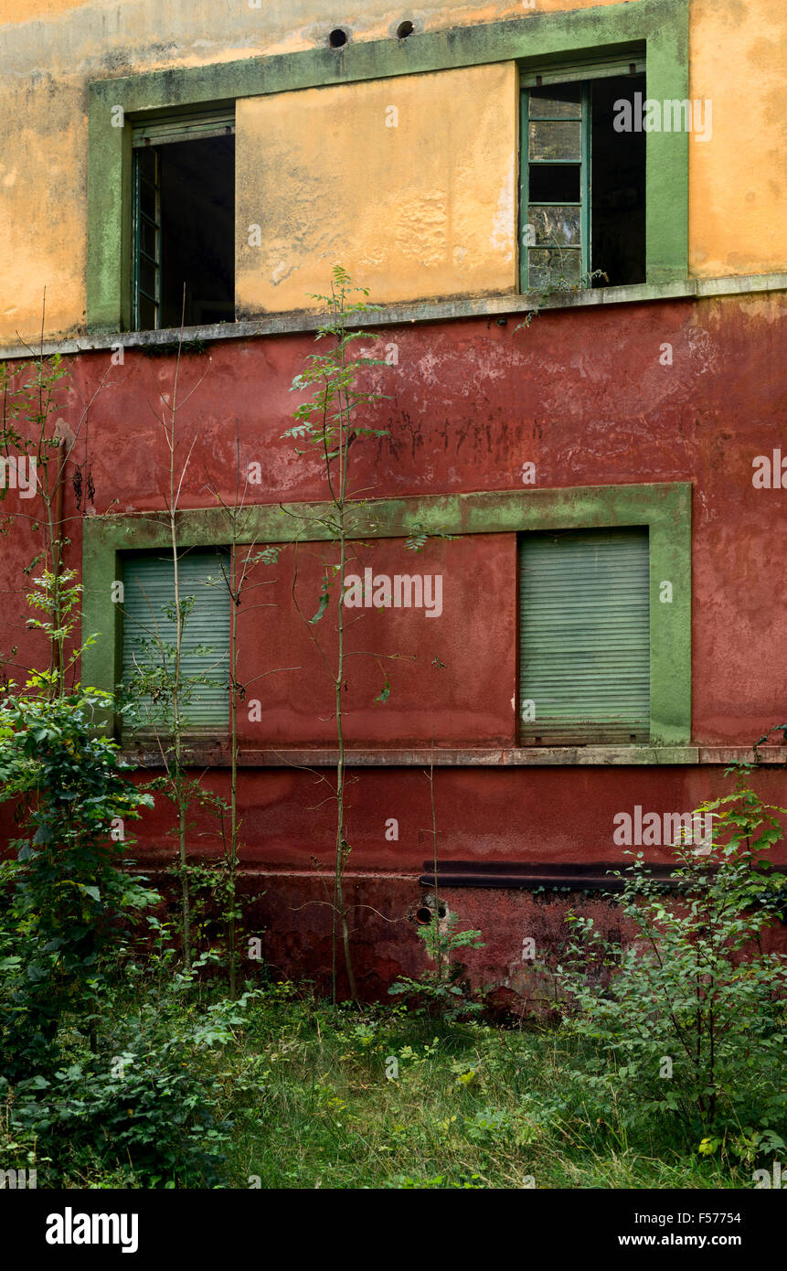 Italien, Sciesopoli. Bunte Wand Stockfoto