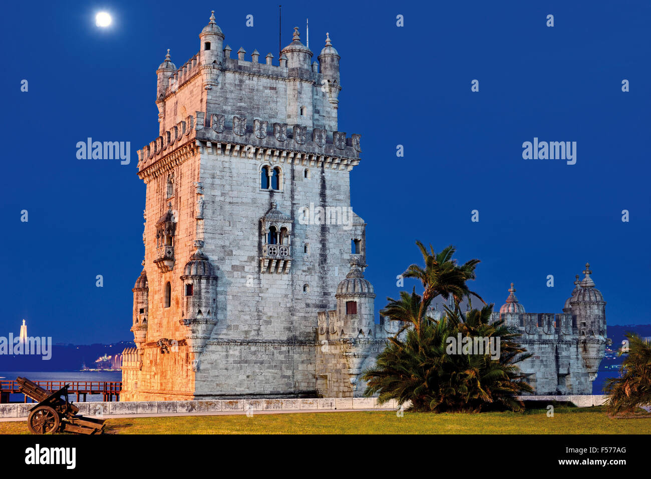 Portugal: Nächtliche Blick auf mittelalterliche Festung Torre de Belém in Lissabon Stockfoto