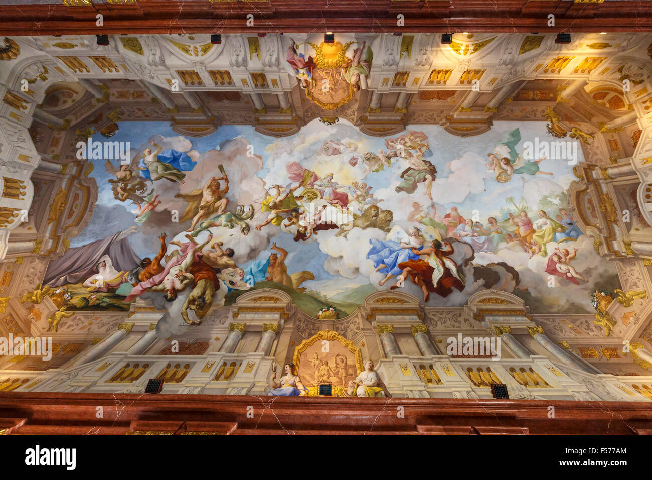 Die 1731 Deckengemälde von Paul Troger in Melk Abbey, Österreich.  Pallas Athene auf einem von Löwen gezogenen Wagen. Stockfoto