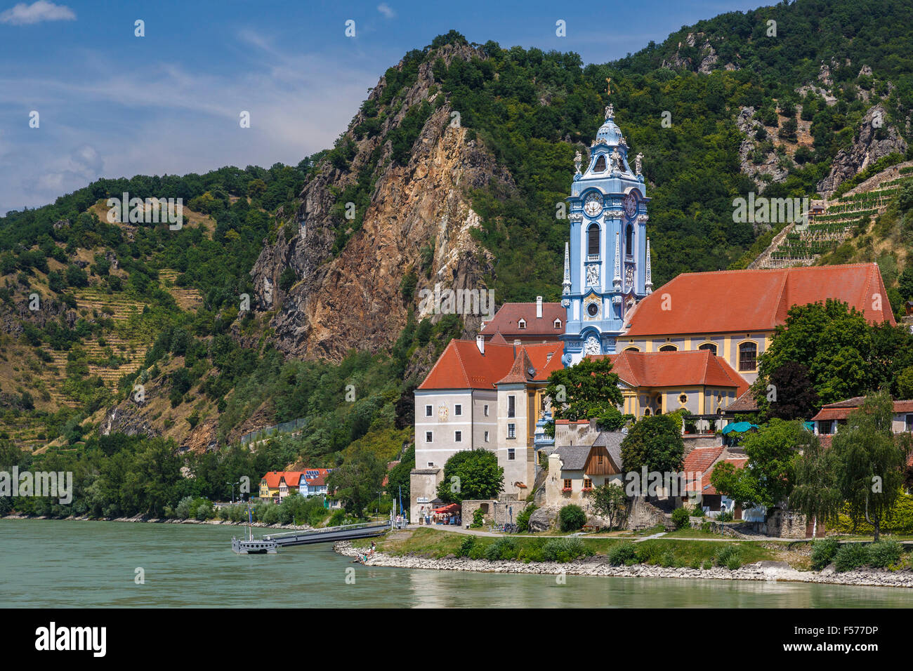 Dürnstein Dorf an der Donau, Wachau-Tal, Österreich. Das ehemalige Augustinerkloster dominiert die Ufer. Stockfoto