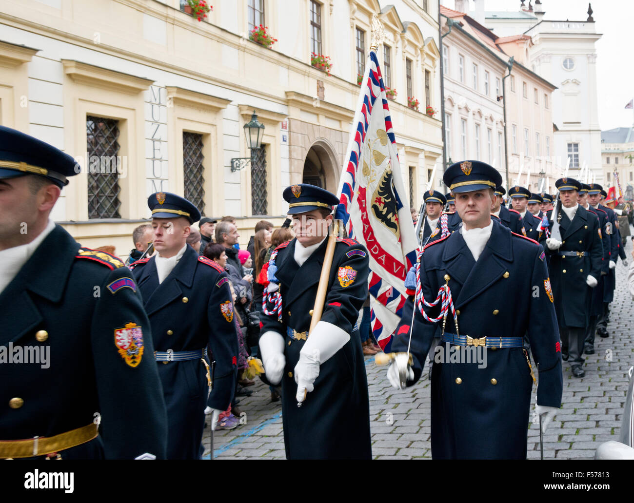 Burgwache unter militärischen Eid, Pragerburg, Tschechische Republik, 28. Oktober 2015 Credit: Vaclav Mach/Alamy Live News Stockfoto