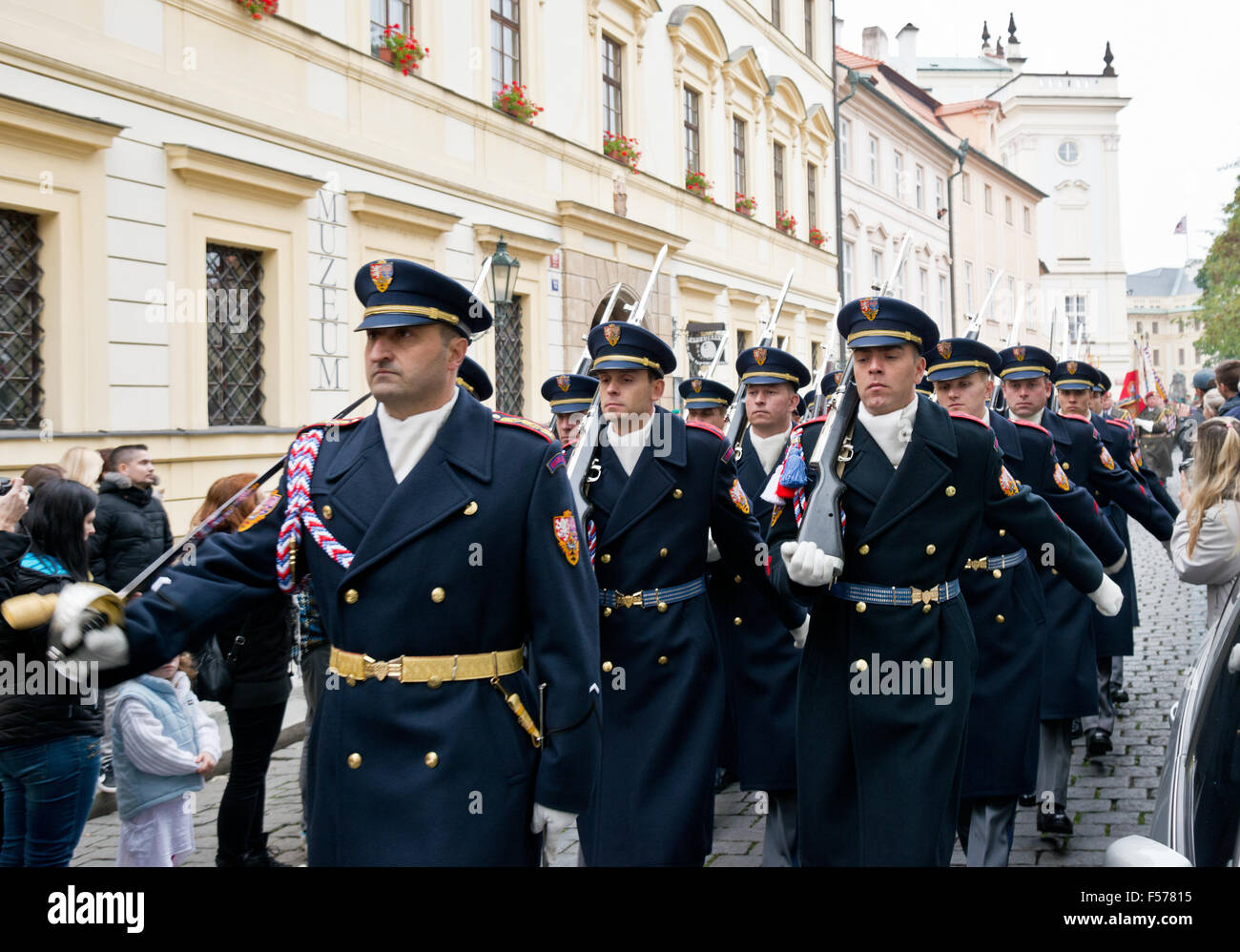 Burgwache unter militärischen Eid, Pragerburg, Tschechische Republik, 28. Oktober 2015 Credit: Vaclav Mach/Alamy Live News Stockfoto