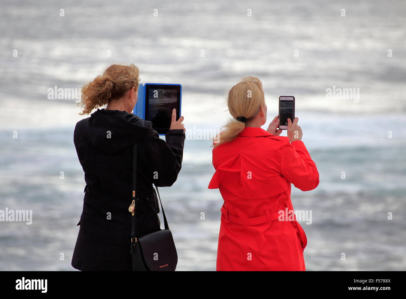 Zwei Frauen, die landschaftlich Fotos Fotos oder Videos mit einer großen Tablet Ipad und Smartphone oder iphone Stockfoto