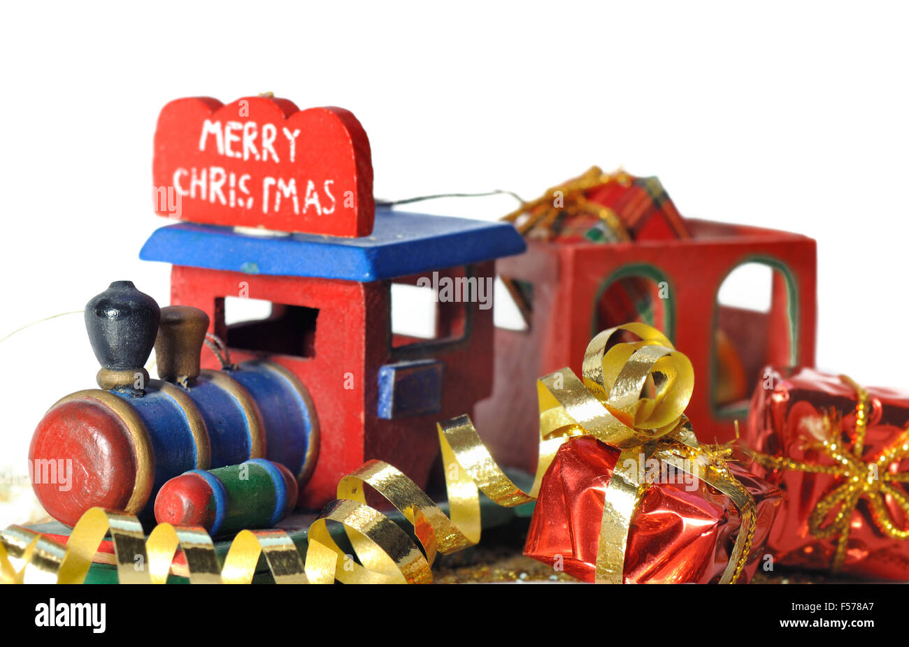 Geschenke und kleine Bahn auf weißem Hintergrund Stockfoto