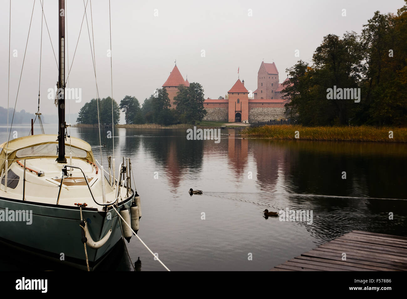 Boot und Schloss in Trakai am See Stockfoto