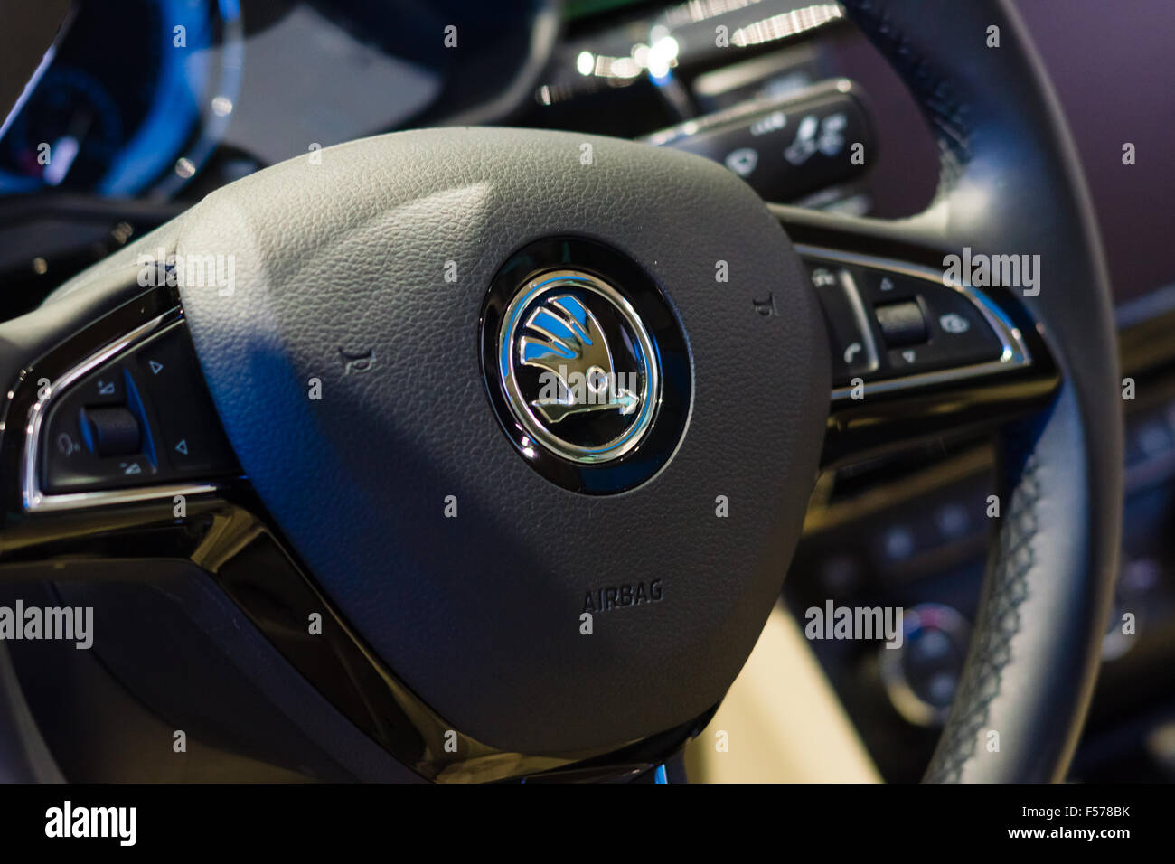 BERLIN - 8. August 2015: Showroom. Lenkrad für eine große Familie Auto Skoda Superb (Dritte Generation). Seit 2015 produziert. Stockfoto